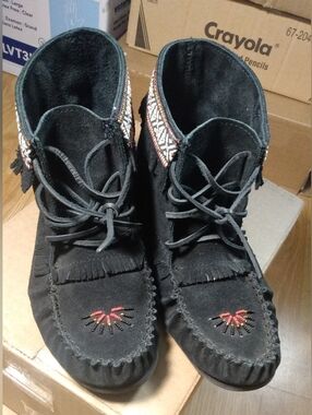 Laurentian Chief Black Leather Hitop Tassel Beaded Native Mocassins Shoes - W 10